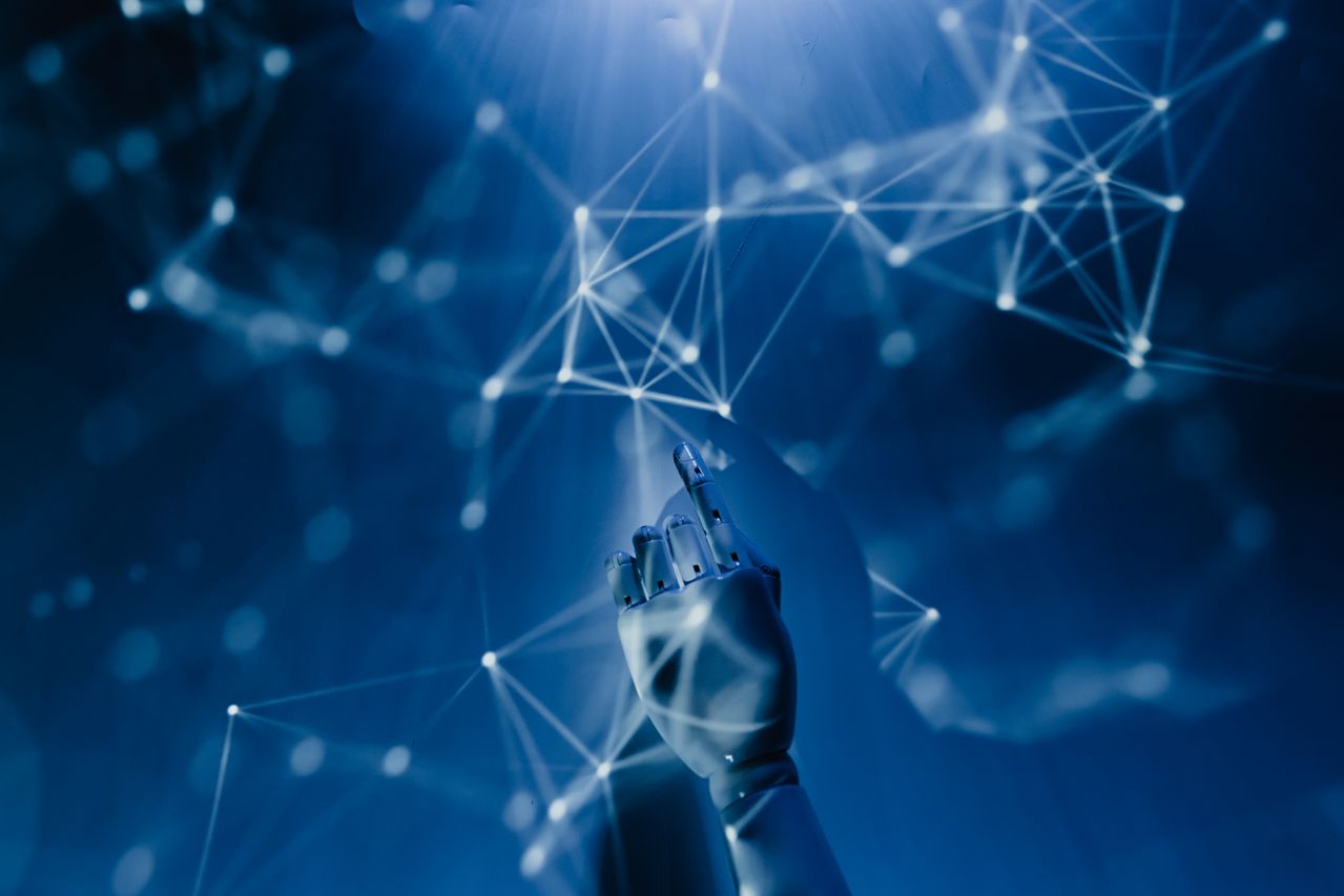 Équipe d'une PME analysant des données de sourcing fournisseurs avec un ordinateur portable, illustration de l'intelligence artificielle appliquée à la recherche de fournisseurs internationaux