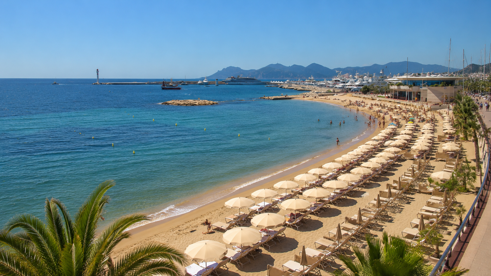Plage privée à Cannes avec parasols alignés, cadre haut de gamme pour un team building corporate