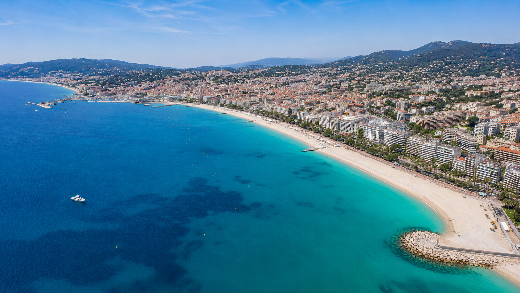 Vue aérienne de la baie de Cannes, destination emblématique pour les team building et séminaires d'entreprise